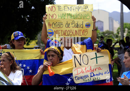 Valencia, Carabobo, Venezuela. 22 mai, 2017. Les professionnels de la santé ont protesté contre Maduro, tenant une concentration sur l'Guaparo gully et marche autour de lui, criant des slogans contre le président Nicolas mature. À Valence, l'État de Carabobo. Photo : Juan Carlos Hernandez Crédit : Juan Carlos Hernandez/ZUMA/Alamy Fil Live News Banque D'Images