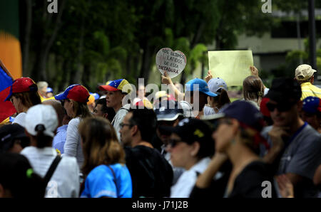 Valencia, Carabobo, Venezuela. 22 mai, 2017. Les professionnels de la santé ont protesté contre Maduro, faire une concentration sur l'Guaparo dome. La forme de coeur signe dit ''le dernier battement de cette dictature''. À Valence, l'État de Carabobo. Photo : Juan Carlos Hernandez Crédit : Juan Carlos Hernandez/ZUMA/Alamy Fil Live News Banque D'Images