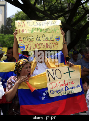 Valencia, Carabobo, Venezuela. 22 mai, 2017. Les professionnels de la santé ont protesté contre Maduro, tenant une concentration sur l'Guaparo gully et marche autour de lui, criant des slogans contre le président Nicolas mature. À Valence, l'État de Carabobo. Photo : Juan Carlos Hernandez Crédit : Juan Carlos Hernandez/ZUMA/Alamy Fil Live News Banque D'Images