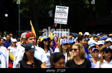 Valencia, Carabobo, Venezuela. 22 mai, 2017. Les professionnels de la santé ont protesté contre Maduro, tenant une concentration sur l'Guaparo gully et marche autour de lui, criant des slogans contre le président Nicolas mature. À Valence, l'État de Carabobo. Photo : Juan Carlos Hernandez Crédit : Juan Carlos Hernandez/ZUMA/Alamy Fil Live News Banque D'Images