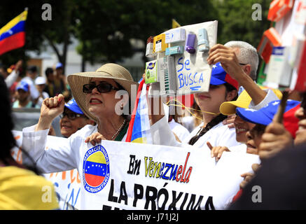 Valencia, Carabobo, Venezuela. 22 mai, 2017. Les professionnels de la santé ont protesté contre Maduro, tenant une concentration sur l'Guaparo gully et marche autour de lui, criant des slogans contre le président Nicolas mature. À Valence, l'État de Carabobo. Photo : Juan Carlos Hernandez Crédit : Juan Carlos Hernandez/ZUMA/Alamy Fil Live News Banque D'Images