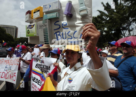 Valencia, Carabobo, Venezuela. 22 mai, 2017. Les professionnels de la santé ont protesté contre Maduro, tenant une concentration sur l'Guaparo gully et marche autour de lui, criant des slogans contre le président Nicolas mature. À Valence, l'État de Carabobo. Photo : Juan Carlos Hernandez Crédit : Juan Carlos Hernandez/ZUMA/Alamy Fil Live News Banque D'Images