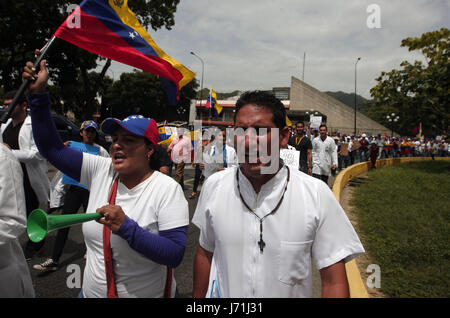 Valencia, Carabobo, Venezuela. 22 mai, 2017. Les professionnels de la santé ont protesté contre Maduro, tenant une concentration sur l'Guaparo gully et marche autour de lui, criant des slogans contre le président Nicolas mature. À Valence, l'État de Carabobo. Photo : Juan Carlos Hernandez Crédit : Juan Carlos Hernandez/ZUMA/Alamy Fil Live News Banque D'Images