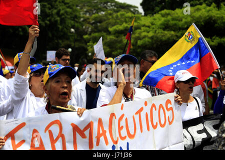 Valencia, Carabobo, Venezuela. 22 mai, 2017. Les professionnels de la santé ont protesté contre Maduro, tenant une concentration sur l'Guaparo gully et marche autour de lui, criant des slogans contre le président Nicolas mature. À Valence, l'État de Carabobo. Photo : Juan Carlos Hernandez Crédit : Juan Carlos Hernandez/ZUMA/Alamy Fil Live News Banque D'Images