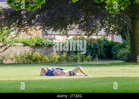 Northampton, Royaume-Uni. 22 mai, 2017. Météo. Un début de soirée ensoleillée avec un couple bénéficiant du beau temps. Credit : Keith J Smith./Alamy Live News Banque D'Images