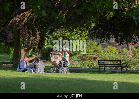 Northampton, Royaume-Uni. 22 mai, 2017. Météo. Un début de soirée ensoleillée avec une famille bénéficiant du beau temps. Credit : Keith J Smith./Alamy Live News Banque D'Images