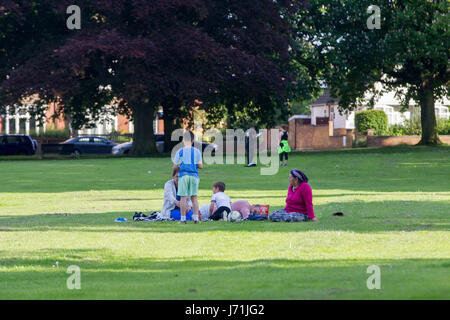 Northampton, Royaume-Uni. 22 mai, 2017. Météo. Un début de soirée ensoleillée avec une famille bénéficiant du beau temps. Credit : Keith J Smith./Alamy Live News Banque D'Images