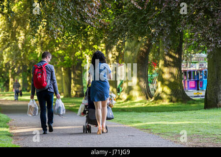 Northampton, Royaume-Uni. 22 mai, 2017. Météo. Un début de soirée ensoleillée avec un couple en train de marcher avec des sacs de shopping et profiter du beau temps. Credit : Keith J Smith./Alamy Live News Banque D'Images