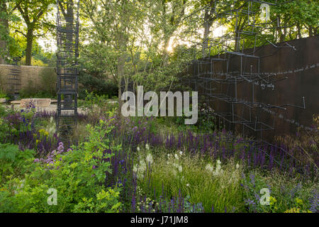 Londres, Royaume-Uni. 22 mai, 2017. Lever du soleil sur l'oeuvre de pionnier, jardin à l'RHS Chelsea Flower Show le 22 mai 2017, Londres, Royaume-Uni Crédit : Ellen Rooney/Alamy Live News Banque D'Images