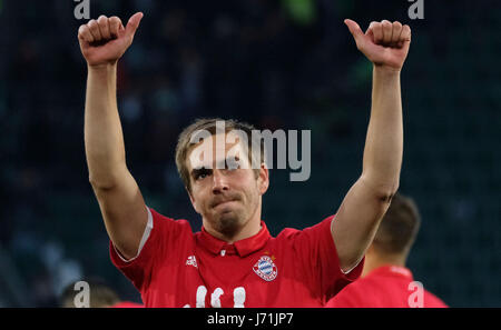 Fichier - Un fichier photo datée du 29 avril 2017 montre du Bayern Philipp Lahm célébrant la victoire et le championnat d'Allemagne après l'Allemand Bundelsiga match de football entre VfL Wolfsburg et le FC Bayern de Munich à l'Arène de Volkswagen à Wolfsburg, en Allemagne. Photo : Peter Steffen/dpa Banque D'Images