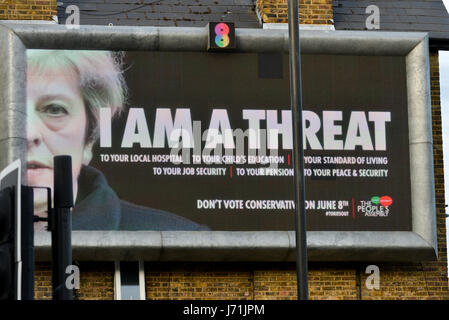 Turnpike Lane, Londres, Royaume-Uni. 22 mai, 2017. 'Je suis une menace' poster de la campagne d'affichage nationale crowdfunded par l'Assemblée du Peuple d'AM Theresa May. Crédit : Matthieu Chattle/Alamy Live News Banque D'Images