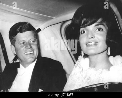 John F. Kennedy, le 35e Président de la nation, aurait eu 100 ans le 29 mai 2017. Avec le centenaire de la naissance de John F. Kennedy, l'héritage de l'ancien président est célébré dans tout le pays. Sur la photo : June 1, 1961- Paris, France - Le président John F. Kennedy a été le 35e président des États-Unis et aussi le plus jeune. Sur la photo : le président Kennedy et de la Première Dame Jackie Kennedy en visite d'État à Paris. (Crédit Image : © Keystone USA par ZUMAPRESS.com) Banque D'Images