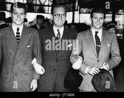 John F. Kennedy, le 35e Président de la nation, aurait eu 100 ans le 29 mai 2017. Avec le centenaire de la naissance de John F. Kennedy, l'héritage de l'ancien président est célébré dans tout le pays. Sur la photo : June 6, 1937 - Londres, Angleterre, Royaume-Uni - États-Unis L'Ambassadeur Joseph KENNEDY [C] avec ses deux fils, le président John F. Kennedy [L] et JOSEPH KENNEDY Jr [R] arrivant lors d'une visite à Londres. (Crédit Image : © Keystone Press Agency/Keystone USA par ZUMAPRESS.com) Banque D'Images