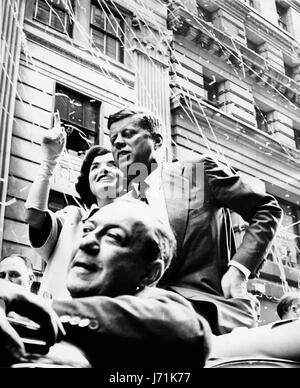 John F. Kennedy, le 35e Président de la nation, aurait eu 100 ans le 29 mai 2017. Avec le centenaire de la naissance de John F. Kennedy, l'héritage de l'ancien président est célébré dans tout le pays. Photo : John Fitzgerald Kennedy (29 mai 1917 - 22 novembre 1963), souvent désigné comme John F. Kennedy, JFK ou Jack Kennedy, a été le 35e président des États-Unis. Il a servi de 1961 jusqu'à son assassinat en 1963. Sur la photo : Jackie Kennedy et JFK à Londres défilé accueillant. (Crédit Image : © Keystone Press Agency/Keystone USA par ZUMAPRESS.com) Banque D'Images