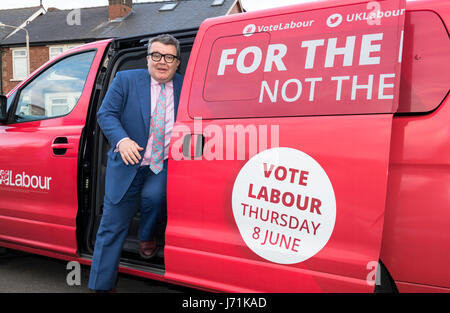 Mansfield, Nottinghamshire, Angleterre. 22 mai, 2017. Tom Watson, Leader adjoint du Parti du Travail, arrive dans un minibus rouge sur le marché du siège de Mansfield, Nottinghamshire pour la 8e élection générale Juin Alan Beastall/Alamy Live News Banque D'Images