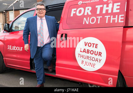 Mansfield, Nottinghamshire, Angleterre. 22 mai, 2017. Tom Watson, Leader adjoint du Parti du Travail, arrive dans un minibus rouge sur le marché du siège de Mansfield, Nottinghamshire pour la 8e élection générale Juin Alan Beastall/Alamy Live News Banque D'Images