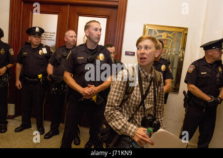 Harrisburg, États-Unis. 22 mai, 2017. La garde de la police l'office de représentant de l'Etat PA Daryl Metcalfe, lors d'une manifestation par le groupe Mars sur Harrisburg à la Pennsylvania State Capitol, lundi 22 mai, 2017. Leur objectif est l'adoption de plusieurs textes de loi par l'assemblée législative de l'état, y compris une interdiction sur un nombre illimité de cadeaux aux hommes politiques, réformes de sectorisation, et automatique l'inscription des électeurs. Crédit : Michael Candelori/Alamy Live News Banque D'Images