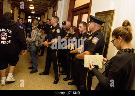 Harrisburg, États-Unis. 22 mai, 2017. La garde de la police l'office de représentant de l'Etat PA Daryl Metcalfe, lors d'une manifestation par le groupe Mars sur Harrisburg à la Pennsylvania State Capitol, lundi 22 mai, 2017. Leur objectif est l'adoption de plusieurs textes de loi par l'assemblée législative de l'état, y compris une interdiction sur un nombre illimité de cadeaux aux hommes politiques, réformes de sectorisation, et automatique l'inscription des électeurs. Crédit : Michael Candelori/Alamy Live News Banque D'Images