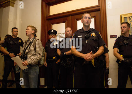 Harrisburg, États-Unis. 22 mai, 2017. La garde de la police l'office de représentant de l'Etat PA Daryl Metcalfe, lors d'une manifestation par le groupe Mars sur Harrisburg à la Pennsylvania State Capitol, lundi 22 mai, 2017. Leur objectif est l'adoption de plusieurs textes de loi par l'assemblée législative de l'état, y compris une interdiction sur un nombre illimité de cadeaux aux hommes politiques, réformes de sectorisation, et automatique l'inscription des électeurs. Crédit : Michael Candelori/Alamy Live News Banque D'Images