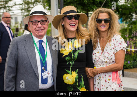 Chelsea London, UK. 22 mai, 2017. Rupert Murdoch, magnat des médias américain et son épouse Jerry Murdoch avec Suzanne Wyman a vie de l'ancien Rolling Stone Bill Wyman poser pour les photographes à Chelsea Flower Sow 2017 Crédit : David Betteridge/Alamy Live News Banque D'Images