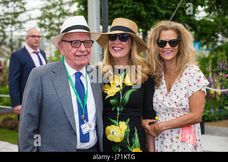 Chelsea London UK RHS Chelsea Flower Show australien Rupert Murdoch, magnat des médias américain et son épouse Jerry Murdoch avec Suzanne Wyman a vie de l'ancien Rolling Stone Bill Wyman poser pour les photographes à Chelsea Flower Sow 2017 Crédit : David Betteridge/Alamy Live News Banque D'Images