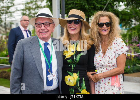 Chelsea London UK RHS Chelsea Flower Show australien Rupert Murdoch, magnat des médias américain et son épouse Jerry Murdoch avec Suzanne Wyman a vie de l'ancien Rolling Stone Bill Wyman poser pour les photographes à Chelsea Flower Sow 2017 Crédit : David Betteridge/Alamy Live News Banque D'Images