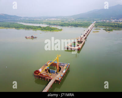 Ji'an. 22 mai, 2017. Photo prise le 22 mai 2017 présente le site de construction du pont ferroviaire de la rivière Ganjiang, un projet majeur de la voie ferrée reliant l'ouest riche en charbon Région autonome de Mongolie intérieure avec Ji'an City dans l'est de la Chine dans la province de Jiangxi, de Ji'an. La ligne se transporter le charbon plus de 1 800 km de Haolebaoji dans le nord de la Chine, la Mongolie intérieure à Ji'an. Credit : Xing Guangli/Xinhua/Alamy Live News Banque D'Images