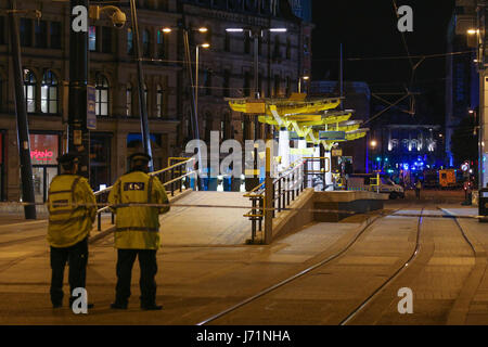 Mancheseter, UK. 23 mai, 2017. Cordon de police à Exchange Square.décès confirmé après une explosion après l'Ariana Grande concert à la Manchester Arena. Le Greater Manchester Police est le traitement qu'il s'agit d'incident terroriste. De vastes zones ont été bouclés et l'unité de neutralisation des bombes est sur scène. Crédit : Sam Pollitt/Alamy Live News Banque D'Images