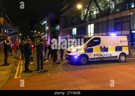 Mancheseter, UK. 23 mai, 2017. Cordon de Police sur 874-6448.décès confirmé après une explosion après l'Ariana Grande concert à la Manchester Arena. Le Greater Manchester Police est le traitement qu'il s'agit d'incident terroriste. De vastes zones ont été bouclés et l'unité de neutralisation des bombes est sur scène. Crédit : Sam Pollitt/Alamy Live News Banque D'Images