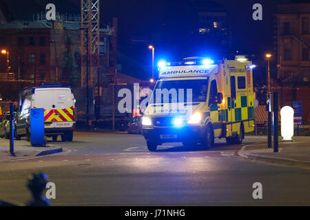 Mancheseter, UK. 23 mai, 2017. Une Ambulance quitte la scène de l'explosion.décès confirmé après une explosion après l'Ariana Grande concert à la Manchester Arena. Le Greater Manchester Police est le traitement qu'il s'agit d'incident terroriste. De vastes zones ont été bouclés et l'unité de neutralisation des bombes est sur scène. Crédit : Sam Pollitt/Alamy Live News Banque D'Images