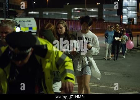 Manchester, UK 23 Mai, 2017 personnes, que l'on croit être de quitter le Manchester Arena, après une explosion après l'Ariana Grande concert qui a eu lieu le 05/22/2017 à la Manchester Arena de Manchester, Royaume-Uni le mardi, 23 mai, 2017. Greater Manchester Police est le traitement qu'il s'agit d'incident terroriste. Credit : Jonathan Nicholson/Alamy Live News Banque D'Images