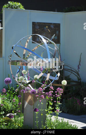 Londres, Royaume-Uni. 22 mai, 2017. Un globe de cadran solaire sur l'affichage à l'2017 RHS Chelsea Flower Show qui a ouvert ses portes aujourd'hui, Londres, Royaume-Uni. Depuis 1913, les cinq jours de l'événement est le plus prestigieux et le jardin de fleurs au Royaume-Uni, et peut-être dans le monde, et attire environ 165 000 visiteurs chaque année. Billets pour le salon de cette année vendu près de deux semaines avant l'ouverture. Crédit : Michael Preston/Alamy Live News Banque D'Images