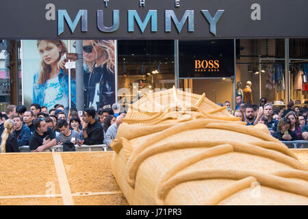 Sydney, Australie - 23 mai 2017 : Tom Cruise, Russell Crowe, Sofia Boutella, Annabelle Wallis et Alex Kurtzman promouvoir le prochain film 'La momie' par le dévoilement d'un sarcophage en sable. Cet événement au monde Square Shopping Centre à Sydney a été aussi l'occasion pour les fans de rencontrer les acteurs du film. Credit : mjmediabox / Alamy Live News Banque D'Images