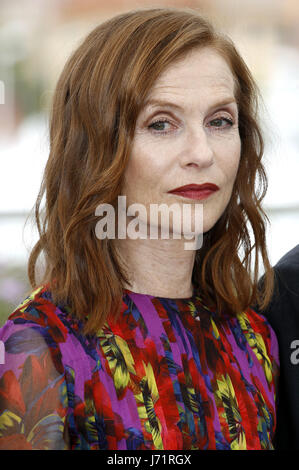 Cannes, Frankreich. 22 mai, 2017. Isabelle Huppert au 'Happy End' photocall au cours de la 70e édition du Festival de Cannes au Palais des Festivals le 22 mai 2017 à Cannes, France | Verwendung weltweit Crédit : afp/Alamy Live News Banque D'Images