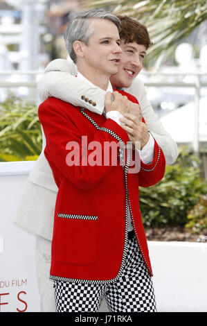 Cannes, Frankreich. 21 mai, 2017. John Cameron Mitchell Sharp et Alex au 'comment parler aux filles des parties à une séance au cours de la 70e édition du Festival de Cannes au Palais des Festivals le 21 mai 2017 à Cannes, France | Verwendung weltweit Crédit : afp/Alamy Live News Banque D'Images