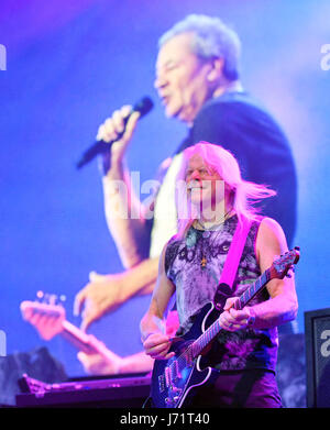 Prague, République tchèque. 22 mai, 2017. Groupe de rock britannique Deep Purple effectue à Prague, République tchèque, le 22 mai 2017. Le guitariste Steve Morse et le chanteur Ian Gillan. Photo : CTK/Alamy Live News Banque D'Images