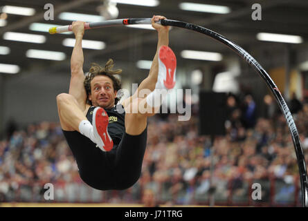 Fichier - athlète allemand Tim Lobinger en action au cours de la Réunion internationale de l'athlétisme en salle à Chemnitz, Allemagne, 27 janvier 2012. Les 44 ans, ancien athlète professionnel fait actuellement l'objet d'une chimiothérapie contre la leucémie à Munich. Photo : Hendrik Schmidt/dpa-Zentralbild/dpa Banque D'Images