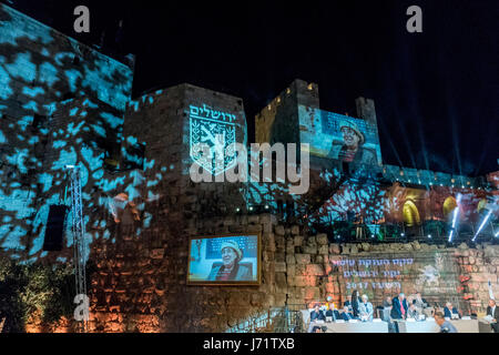 Jérusalem, Israël. 22 mai, 2017. Une présentation audio-visuelle projetée sur les murs de la célèbre Tour de David, honorant Chana Henkin, un de ceux qui ont été jugés "dignes citoyens de Jérusalem" au cours de l'événement annuel, en l'honneur des citoyens de Jérusalem exemplaire. le lion, symbole de Jérusalem - est projetée sur la gauche. Credit : Yagil Henkin/Alamy Live News Banque D'Images