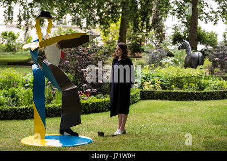 Londres, Royaume-Uni. 23 mai 2017. La danse en couple, en 1988, par Allen Jones, est. GBP 15,000-25,000. Christie's présente une exposition extérieure de sculptures modernes dans St James's Square sur avis au public du 23 mai au 29 juin 2017. L'exposition présente huit œuvres qui seront offerts dans l'art britannique moderne et les ventes d'art impressionniste et moderne dans le cadre du 20e siècle chez Christie's. Les ventes ont lieu du 26 au 29 juin 2017. Photo : Images éclatantes/Alamy Live News Banque D'Images