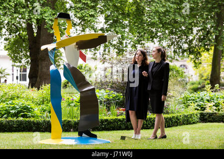 Londres, Royaume-Uni. 23 mai 2017. La danse en couple, en 1988, par Allen Jones, est. GBP 15,000-25,000. Christie's présente une exposition extérieure de sculptures modernes dans St James's Square sur avis au public du 23 mai au 29 juin 2017. L'exposition présente huit œuvres qui seront offerts dans l'art britannique moderne et les ventes d'art impressionniste et moderne dans le cadre du 20e siècle chez Christie's. Les ventes ont lieu du 26 au 29 juin 2017. Photo : Images éclatantes/Alamy Live News Banque D'Images