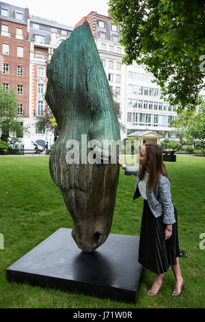 Londres, Royaume-Uni. 23 mai 2017. Encore de l'eau, 2015, par Nic Fiddian-Green, est. GBP 150,000-250,000. Christie's présente une exposition extérieure de sculptures modernes dans St James's Square sur avis au public du 23 mai au 29 juin 2017. L'exposition présente huit œuvres qui seront offerts dans l'art britannique moderne et les ventes d'art impressionniste et moderne dans le cadre du 20e siècle chez Christie's. Les ventes ont lieu du 26 au 29 juin 2017. Photo : Images éclatantes/Alamy Live News Banque D'Images