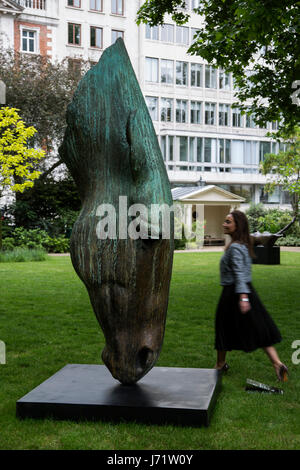 Londres, Royaume-Uni. 23 mai 2017. Encore de l'eau, 2015, par Nic Fiddian-Green, est. GBP 150,000-250,000. Christie's présente une exposition extérieure de sculptures modernes dans St James's Square sur avis au public du 23 mai au 29 juin 2017. L'exposition présente huit œuvres qui seront offerts dans l'art britannique moderne et les ventes d'art impressionniste et moderne dans le cadre du 20e siècle chez Christie's. Les ventes ont lieu du 26 au 29 juin 2017. Photo : Images éclatantes/Alamy Live News Banque D'Images