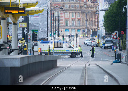 Manchester, UK. 23 mai, 2017. Les agents de police guard ceinturée, à l'extérieur de l'Arena de Manchester, à Manchester, Royaume-Uni le mardi, 23 mai, 2017. Greater Manchester Police est le traitement de l'explosion après l'Ariana Grande concert, qui a eu lieu le 05/22/2017 à la Manchester Arena, comme un incident terroriste. Credit : Jonathan Nicholson/Alamy Live News Banque D'Images