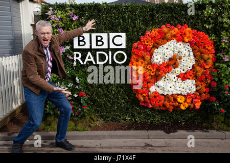 Chelsea Flower Show, Londres, Angleterre, 22 mai 2017. Jeremy Vine, fièrement favorise la BBC Radio 2 jardins dans son style inimitable. Credit:Jenny Lilly/Alamy Live News Banque D'Images