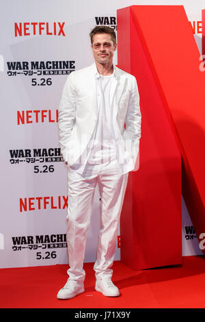 Tokyo, Japon. 23 mai, 2017. L'acteur américain Brad Pitt pose pour les caméras au cours de la première pour le Japon de Netflix film original de la machine de guerre le 23 mai 2017, Tokyo, Japon. Pitt, directeur David Michod et producteur Jeremy Kleiner a reçu un accueil chaleureux de la part des fans japonais à l'événement où ils apparaissent ensemble sur scène. Pitt co-produit et des étoiles dans le film satirique qui sera publié dans le monde le 26 mai sur Netflix. Credit : AFLO Co.,Ltd/Alamy Live News Banque D'Images