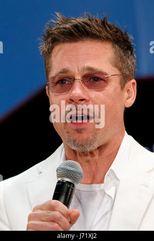 Tokyo, Japon. 23 mai, 2017. L'acteur américain Brad Pitt parle au cours de la première pour le Japon de Netflix film original de la machine de guerre le 23 mai 2017, Tokyo, Japon. Pitt, directeur David Michod et producteur Jeremy Kleiner a reçu un accueil chaleureux de la part des fans japonais à l'événement où ils apparaissent ensemble sur scène. Pitt co-produit et des étoiles dans le film satirique qui sera publié dans le monde le 26 mai sur Netflix. Credit : AFLO Co.,Ltd/Alamy Live News Banque D'Images