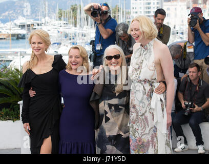 Cannes, France. 23 mai, 2017. Actrices Nicole Kidman, Elisabeth Moss, directeur Jane Campion, l'actrice Gwendoline Christie (de G à D) poser pour un photocall de "haut du lac : China Girl' lors de la 70e édition du Festival de Cannes à Cannes, France, le 23 mai 2017. Credit : Xu Jinquan/Xinhua/Alamy Live News Banque D'Images