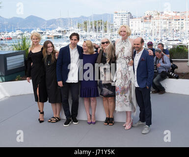 Cannes, France. 23 mai, 2017. Actrices Nicole Kidman, Alice Englert, directeur Ariel Kleiman, actrice Elisabeth Moss, directeur Jane Campion, l'actrice Gwendoline Christie et David Dencik (de G à D) poser pour un photocall de "haut du lac : China Girl' lors de la 70e édition du Festival de Cannes à Cannes, France, le 23 mai 2017. Credit : Xu Jinquan/Xinhua/Alamy Live News Banque D'Images