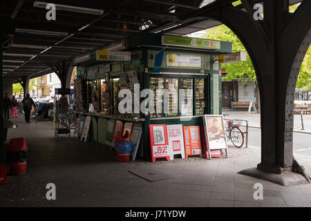 Berlin, 26 avril : Kiosque à l'Goerlitzer Bahnhof dans Kreuzberg, près de Kottbusser Tor à Berlin le 26 avril 2017. Banque D'Images