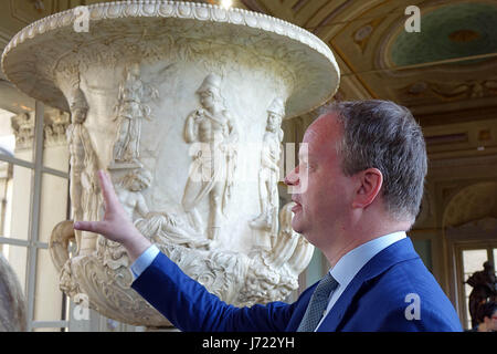 Florence, Galerie des Offices a restauré le navire le Neoatric Médaille grand cratère dans la photo de la Galerie des Offices Directeur Eike Schmidt 22/05/2017 Florence Italie Eike Schmidt Banque D'Images